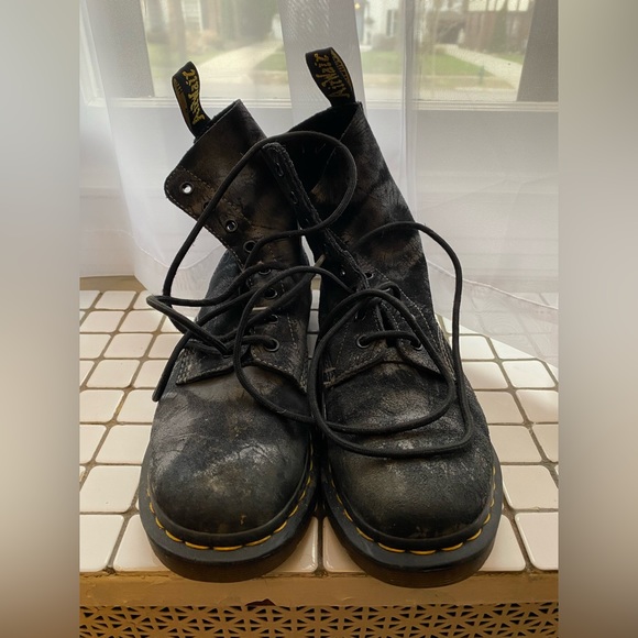 8 eye Dr. Martens that have barely been worn. - Picture 2 of 3